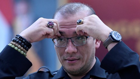 Ketua Komisi Pemilihan Umum (KPU) Hasyim Asy'ari memijat keningnya seusai menerima berkas pengajuan bakal calon legislatif (bacaleg) Pemilu 2024 di Kantor KPU, Jakarta, Minggu (14/5/2023). Foto: M Risyal Hidayat/Antara Foto 