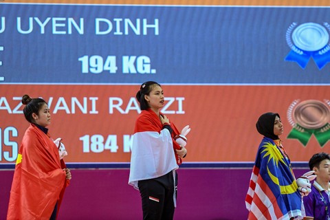 Lifter putri Indonesia Tsabitha Alfiah Ramadani (kedua kiri) mengikuti upacara penyerahan medali angkat besi 64 kg putri SEA Games 2023 di Taekwondo Hall, Olympic Complex, Phnom Penh, Kamboja, Senin (15/5/2023). Foto: Muhammad Adimaja/Antara Foto