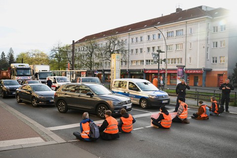 Aktivis "Generasi Letzte" memblokir jalan untuk memprotes dewan iklim, batas kecepatan di jalan raya, serta transportasi umum yang terjangkau, di Berlin, Jerman, pada 24 April 2023. Foto: Annegret Hilse/REUTERS