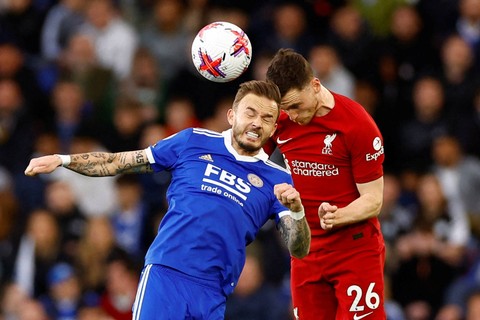 Pemain Leicester City James Maddison beraksi dengan pemain Liverpool Andrew Robertson di Stadion King Power, Leicester, Inggris, Senin (15/5/2023). Foto: Action Images via Reuters/Andrew Boyers