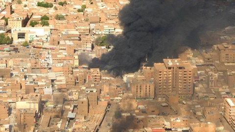 Potret udara asap hitam dan api di pasar Omdurman di Omdurman, Sudan, Senin (15/5/2023). Foto: REUTERS/Handout via REUTERS