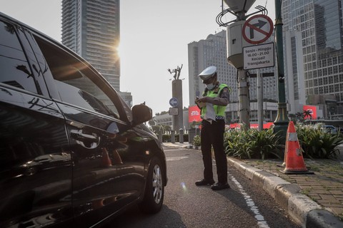 Petugas kepolisian lalu lintas menilang pengendara yang melanggar aturan lalu lintas di kawasan Bundaran Hotel Indonesia, Jakarta, Selasa (16/5/2023).
Foto: Jamal Ramadhan/kumparan