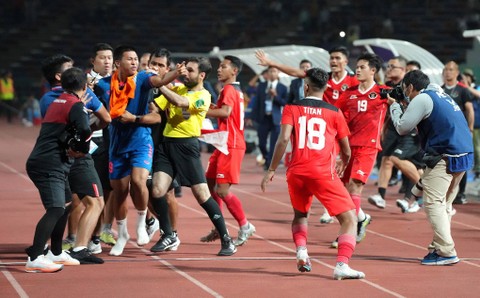 Keributan terjadi di laga final SEA Games Sepak Bola Indonesia vs Thailand. Foto: Cindy Liu/REUTERS