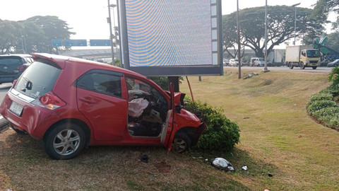 Mobil Brio kecelakaan di Jalan P2 Bandara Soekarno Hatta, Cengkareng, Rabu (17/5/2023). Foto: Dok. Istimewa