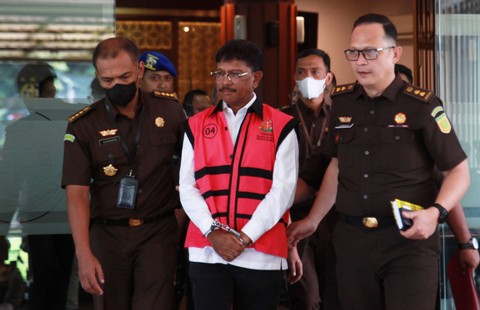 Menteri Komunikasi dan Informatika Johnny G Plate (tengah) mengenakan baju tahanan berjalan menuju mobil tahanan usai menjalani pemeriksaan di Kejaksaan Agung (Kejagung), Jakarta, Rabu (17/5/2023). Foto: Reno Esnir/ANTARA FOTO