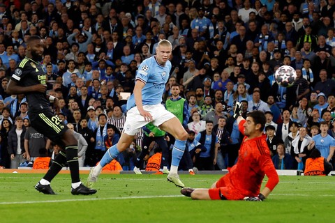Pemain Manchester City Erling Haaland menendang bola ke arah gawang Real Madrid pada pertandingan leg kedua semifinal Liga Champions di Etihad Stadium, Manchester, Inggris, Kamis (18/5/2023).  Foto: Jason Cairnduff/REUTERS