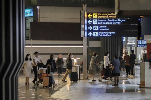 Sejumlah calon penumpang pesawat berada di Terminal 3 Bandara Internasional Soekarno Hatta, Tangerang, Banten, Kamis (18/5/2023). Foto: Jamal Ramadhan/kumparan
