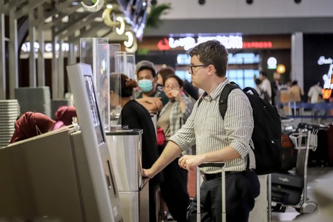 Sejumlah calon penumpang pesawat berada di Terminal 3 Bandara Internasional Soekarno Hatta, Tangerang, Banten, Kamis (18/5/2023). Foto: Jamal Ramadhan/kumparan