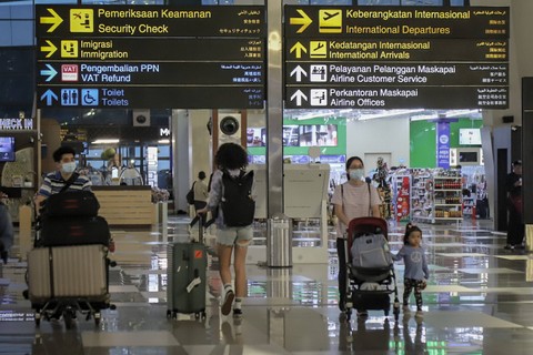 Sejumlah calon penumpang pesawat berada di Terminal 3 Bandara Internasional Soekarno Hatta, Tangerang, Banten, Kamis (18/5/2023). Foto: Jamal Ramadhan/kumparan