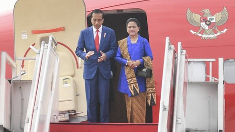 Presiden Joko Widodo (kiri) bersama Ibu Negara Iriana Joko Widodo bertolak ke Jepang menggunakan pesawat kepresidenan di Pangkalan TNI AU Halim Perdanakusuma, Jakarta, Jumat (19/5/2023). Foto: ANTARA FOTO/Hafidz Mubarak A