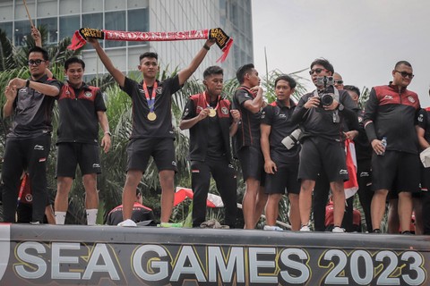 Konvoi pemain Timnas U-22 yang meraih medali emas SEA Games 2023 Kamboja di Kawasan Bundaran HI, Jakarta, Jumat (19/5/2023).    Foto: Jamal Ramadhan/kumparan