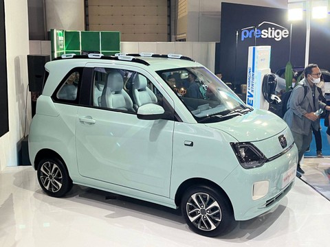 DFSK memperkenalkan produk mobil listrik terbaru Seres E1 di PEVS 2023, JIExpo Kemayoran Jakarta (17/5). Foto: Sena Pratama/kumparan