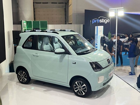 DFSK memperkenalkan produk mobil listrik terbaru Seres E1 di PEVS 2023, JIExpo Kemayoran Jakarta (17/5). Foto: Sena Pratama/kumparan