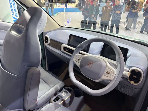 DFSK memperkenalkan produk mobil listrik terbaru Seres E1 di PEVS 2023, JIExpo Kemayoran Jakarta (17/5). Foto: Sena Pratama/kumparan