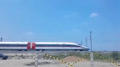Rangkaian kereta cepat untuk pertama kali melintas di rel dari Bandung ke Jakarta pada Jumat (19/5/2023). Foto: Instagram/@tiko1973