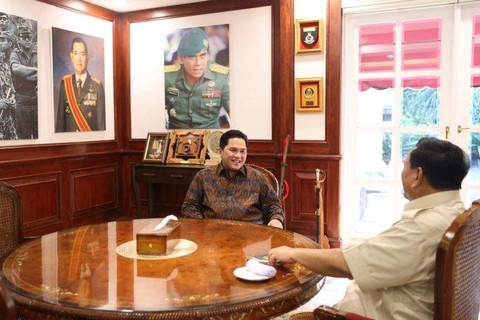 Menteri Pertahanan Prabowo Subianto menerima kunjungan Menteri BUMN sekaligus Ketua Umum PSSI Erick Thohir, di Kantor Kemhan, Jakarta, Rabu (17/5/2023). Foto: Kemhan RI
