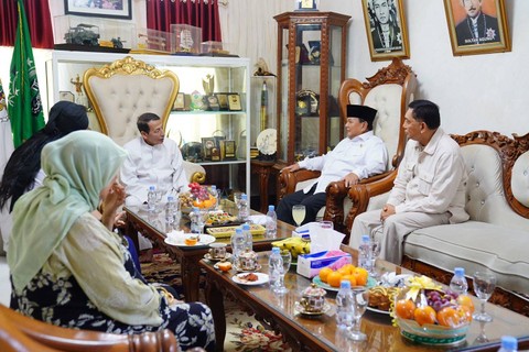 Menteri Pertahanan Prabowo Subianto sowan ke Habib Luthfi, Jumat (19/5/2023). Foto: Tim Media Prabowo Subianto