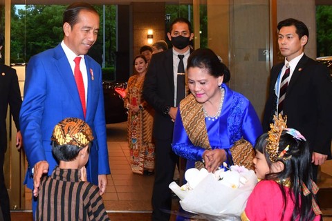 Presiden Jokowi beserta Ibu Iriana Joko Widodo dan delegasi terbatas tiba di hotel tempatnya bermalam di Hiroshima, Jepang, pada Jumat (19/5/2023). Foto: Rusman/Biro Pers Sekretariat Presiden