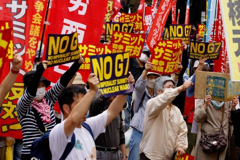 Para aktivis Jepang memprotes KTT G7 di Hiroshima, Jepang, Jumat (19/5/2023). Foto: Androniki Christodoulou/REUTERS