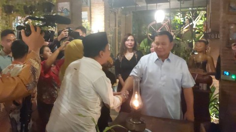 Prabowo Subianto menemui Gibran Rakabuming Raka di Omah Semar, Kelurahan Jajar, Kecamatan Laweyan, Solo, pukul 21.00 WIB, Jumat (19/5/2023). Foto: Dok. kumparan