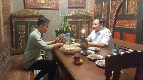 Prabowo Subianto menemui Gibran Rakabuming Raka di Omah Semar, Kelurahan Jajar, Kecamatan Laweyan, Solo, pukul 21.00 WIB, Jumat (19/5/2023). Foto: Dok. kumparan