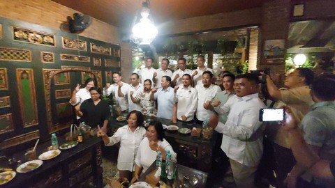 Prabowo Subianto berbicara pada pertemuan bersama Gibran Rakabuming Raka di Omah Semar, Kelurahan Jajar, Kecamatan Laweyan, Solo, pukul 21.00 WIB, Jumat (19/5/2023). Foto: kumparan