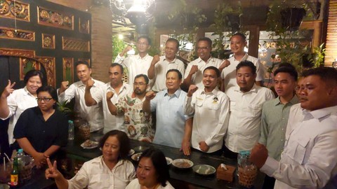 Prabowo Subianto berbicara pada pertemuan bersama Gibran Rakabuming Raka di Omah Semar, Kelurahan Jajar, Kecamatan Laweyan, Solo, pukul 21.00 WIB, Jumat (19/5/2023). Foto: kumparan