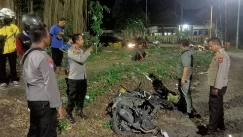 Seorang sopir ojol tewas diisambar Kereta Api Merak-Rangkasbitung, Kamis (19/5/2023). Foto: Dok. Istimewa
