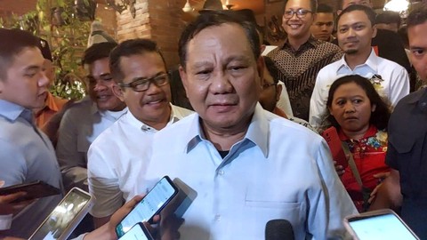 Prabowo Subianto usai pertemuan bersama Gibran Rakabuming Raka di Omah Semar, Kelurahan Jajar, Kecamatan Laweyan, Solo, pukul 21.00 WIB, Jumat (19/5/2023). Foto: kumparan