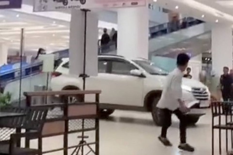 Mobil yang masuk ke dalam mal di Padang. Foto: Dok. Istimewa