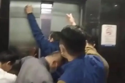 Lift gedung Baleka II milik Pemerintah Kota Depok mengalami gangguan pada Jumat (19/5/2023). Foto: Dok. Istimewa