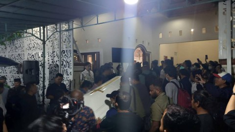 Jenazah ABK (16), putri PJ Gubernur Papua Pegunungan Nikolaus Kondomo yang meninggal di kamar sebuah kamar kos tiba di rumah duka. Foto: Dok. Istimewa