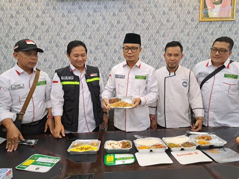 Panitia Penyelenggara Ibadah Haji (PPIH) Arab Saudi mencoba katering untuk jemaah haji. Foto: Dok. Kemenag