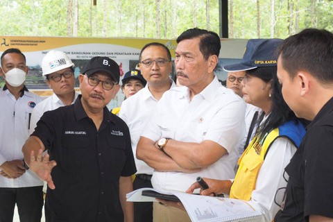 Menteri Koordinator Bidang Kemaritiman dan Investasi (Menko Marves) Luhut Binsar Pandjaitan didampingi Kepala Otorita Ibu Kota Nusantara (OIKN) Bambang Susantono meninjau progres pembangunan Ibu Kota Nusantara (IKN), Rabu (17/5/2023). Foto: Dok. Badan Oto