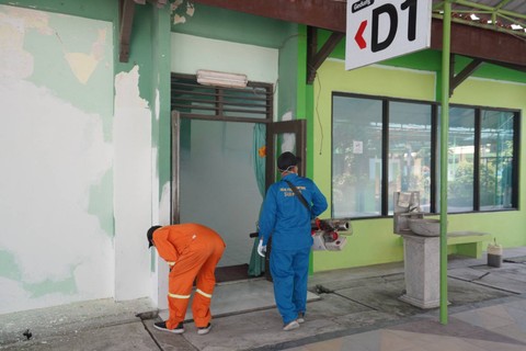 Fogging Asrama Haji Embarkasi Surabaya. Foto-foto: Humas Kemenag Jatim 