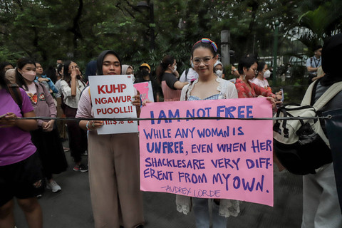 Massa yang didominasi perempuan melakukan aksi pada Women March Jakarta 2023 di Jalan Medan Merdeka Selatan, Jakarta, Sabtu (20/5/2023).  Foto: Jamal Ramadhan/kumparan