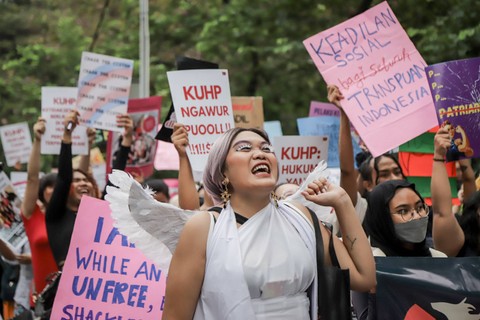 Massa yang didominasi perempuan melakukan aksi pada Women March Jakarta 2023 di Jalan Medan Merdeka Selatan, Jakarta, Sabtu (20/5/2023).  Foto: Jamal Ramadhan/kumparan
