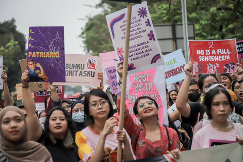 Massa yang didominasi perempuan melakukan aksi pada Women March Jakarta 2023 di Jalan Medan Merdeka Selatan, Jakarta, Sabtu (20/5/2023).  Foto: Jamal Ramadhan/kumparan