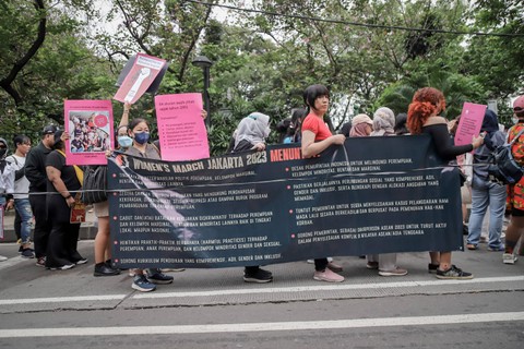 Massa yang didominasi perempuan melakukan aksi pada Women March Jakarta 2023 di Jalan Medan Merdeka Selatan, Jakarta, Sabtu (20/5/2023).  Foto: Jamal Ramadhan/kumparan
