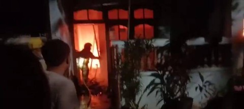 Warga berusa memadamkan api yang membakar rumah di Cengkareng pada Sabtu (19/5) dini hari. Foto: Dok. Sudin Gulkarmat Jakarta Barat
