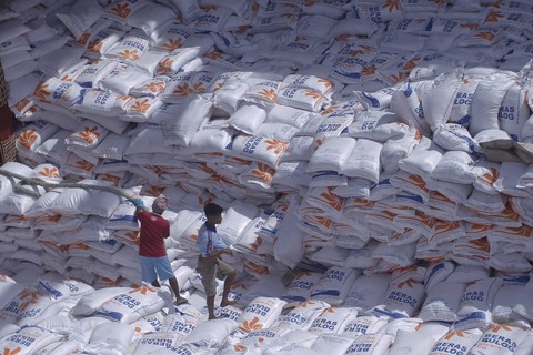 Buruh pelabuhan menurunkan sejumlah karung beras impor dari Vietnam dari atas kapal di Pelabuhan Multiguna, Tenau Kupang, NTT, Sabtu (20/5/2023). Foto: ANTARA FOTO/Kornelis Kaha