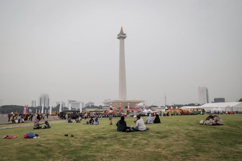 Warga mengunjungi gelaran Lebaran Betawi di Sisi Selatan Monumen Nasional (Monas), Jakarta, Sabtu (20/5/2023). Foto: Jamal Ramadhan/kumparan