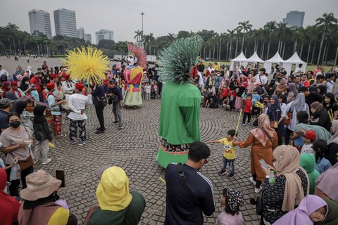 Warga menonton penampilan palang pintu pada gelaran Lebaran Betawi di Monumen Nasional (Monas), Jakarta, Sabtu (20/5/2023). Foto: Jamal Ramadhan/kumparan