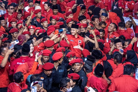 Bacapres dari PDIP Ganjar Pranowo (tengah) usai menghadiri konsolidasi pemenangan Pilpres 2024 bersama Ganjar Pranowo DPD PDIP Sumatera Selatan di GOR Dempo, Jakabaring Sport City (JSC), Palembang, Sumatera Selatan, Sabtu (20/5/2023).  Foto: Nova Wahyudi/ANTARA FOTO