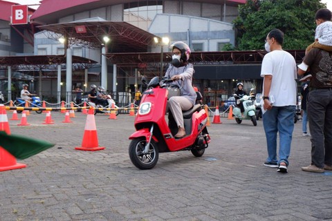 Ilustrasi berkendara sepeda motor. Foto: Aditya Pratama Niagara/kumparan