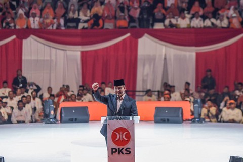 Bakal calon presiden dari Koalisi Perubahan dan Persatuan Anies Baswedan memberikan pidato politik saat menghadiri peringatan Milad Ke-21 Partai Keadilan Sejahtera (PKS) di Istora Senayan, Jakarta, Sabtu (20/5/2023). Foto: Galih Pradipta/ANTARA FOTO