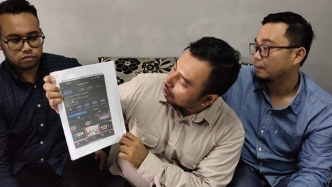 Pengacara korban yang tertipu pembelian tiket konser Coldplay di Palembang saat menunjukkan akun instagram @tixconcert.idn, Foto : Istimewa