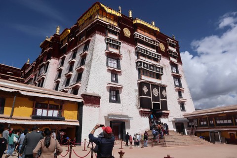 Sejumlah wisatawan antre memasuki pintu bangunan utama Istana Potala yang dikenal sebagai ikon Kota Lasha, Daerah Otonomi Tibet, China, Sabtu (20/5/2023). Foto: M. Irfan Ilmie/ANTARA FOTO