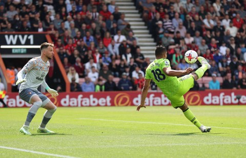 Aksi Casemiro mencetak gol pembuka Manchester United saat bertamu ke markas Bournemouth di Vitality Stadium, Bournemouth, Inggris, dalam lanjutan Liga Inggris 2022/23 pada Sabtu (20/5). Foto: David Klein/Reuters