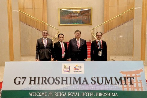 Menteri Koordinator Perekonomian Airlangga Hartarto dampingi Presiden Jokowi pada KTT G7 di Jepang. Foto: Dok. Kemenko Perekonomian